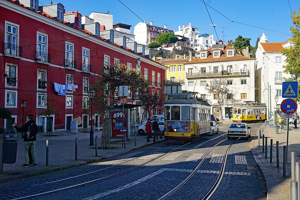Alfama trams Lisbon 12 2016 9698